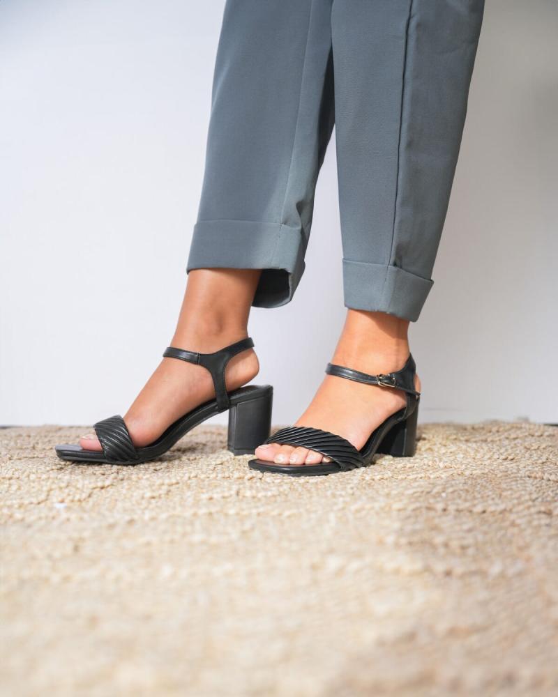 Women's shoes with a stylish design in black Choose Size:(36)