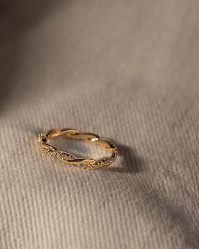 A women's ring with a delicate design in gold color. Choose Size:(7)