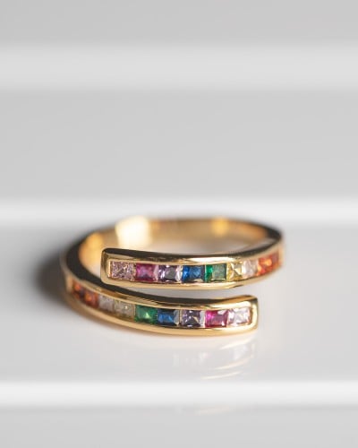 Women's ring with a classic design in gold color