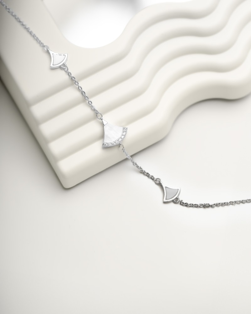 اسوارة نسائية عصرية باللون الفضي