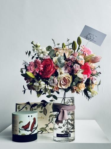 Vase flowers & chocolate