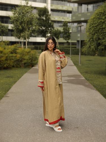 طقم “سِرب” باللون الجملي