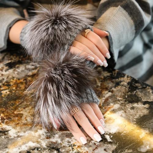 قفازات فرو الثعلب الرمادى