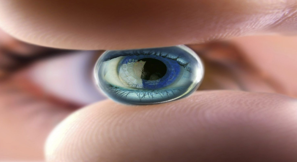 عدسات ملونة يومية أم شهرية؟ المزايا والعيوب وكيف تختار الصح