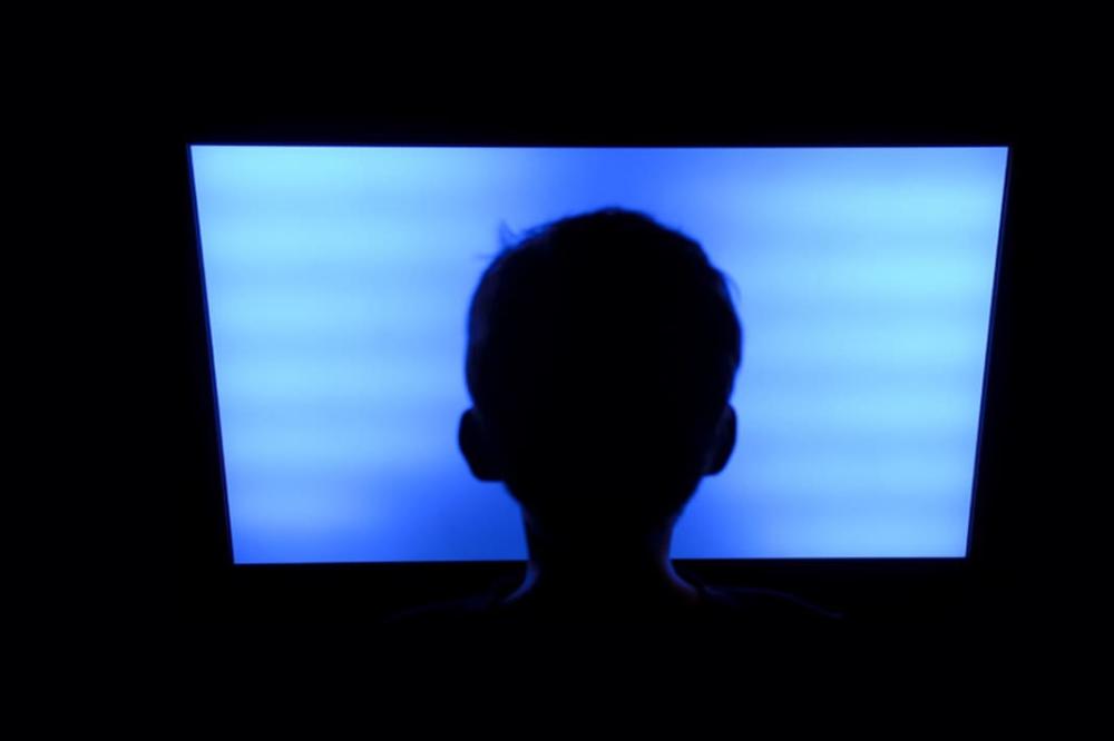 اضرار-القرب-من-شاشة-التلفاز - زكي للبصريات