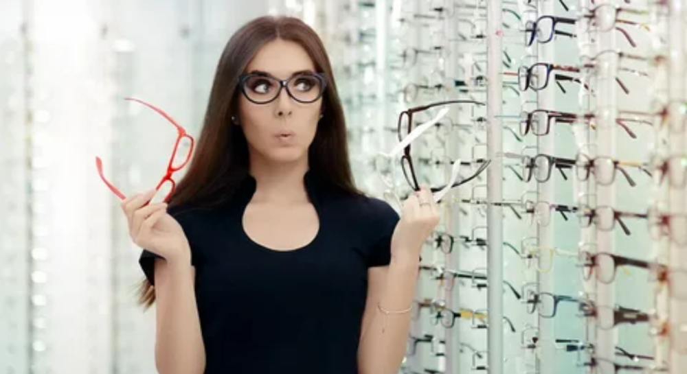 كيف تختار نظارة طبية حسب شكل الوجه؟ دليل شامل للرجال والنساء