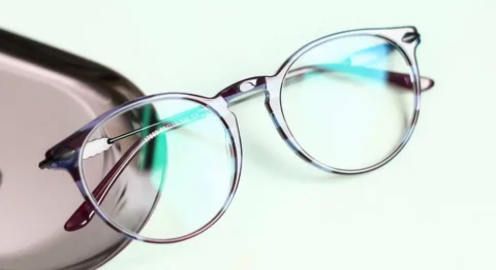 اختيار عدسات النظارة الطبية: عدسات عادية أم بلو لايت أم مضادة للانعكاس؟