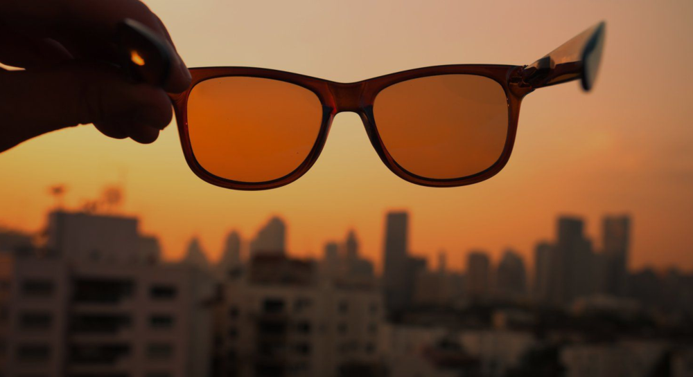 هل تكفي النظارة الشمسية الرخيصة لحماية العين؟ معلومات مهمة قبل الشراء