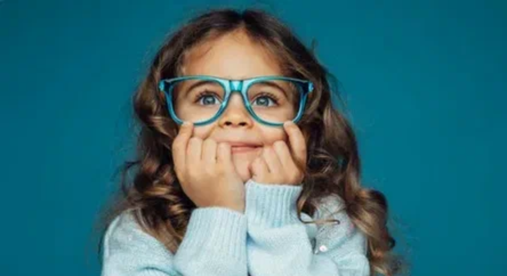 نظارات طبية للأطفال: كيف تحمي نظر طفلك وتختار الإطار المناسب؟