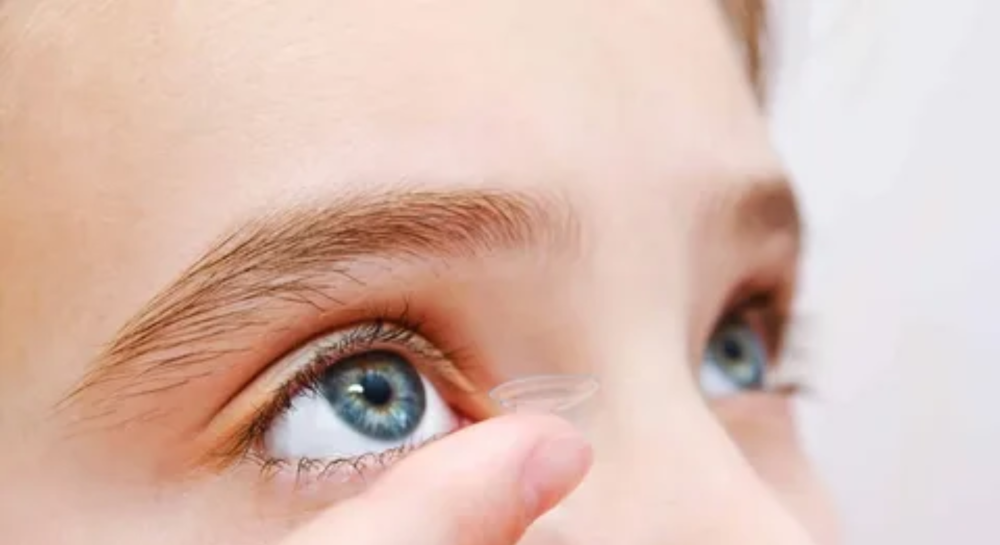 عدسات لاصقة للعيون الحساسة: ما الخيارات المتاحة؟