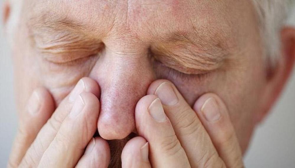 أعراض-الجيوب-الأنفية-على-العيون - زكي للبصريات