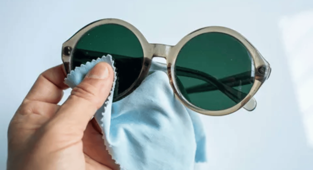 العناية بالنظارات الشمسية: كيف تحافظ على العدسات بدون خدوش؟