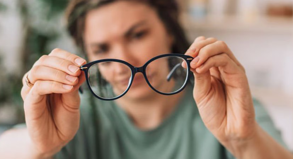 هل أحتاج إلى نظارة طبية جديدة؟ 7 علامات تخبرك بذلك