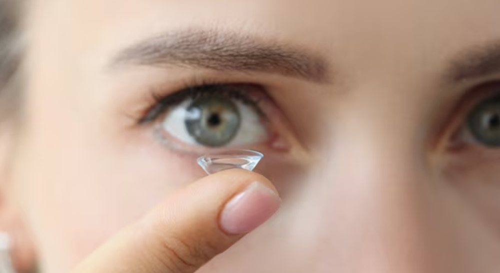 هل العدسات اللاصقة آمنة للاستخدام اليومي؟ رأي الخبراء ونصائح عملية