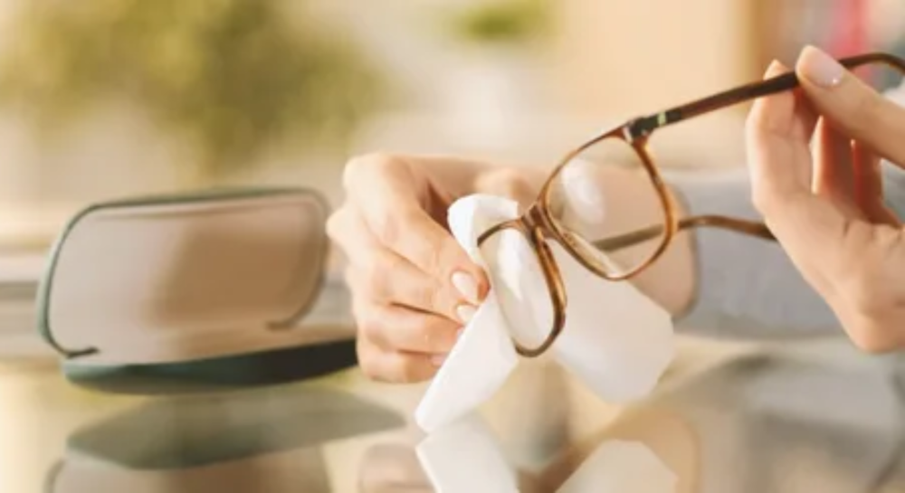 كيف تعتني بنظارتك الطبية لتدوم أطول؟