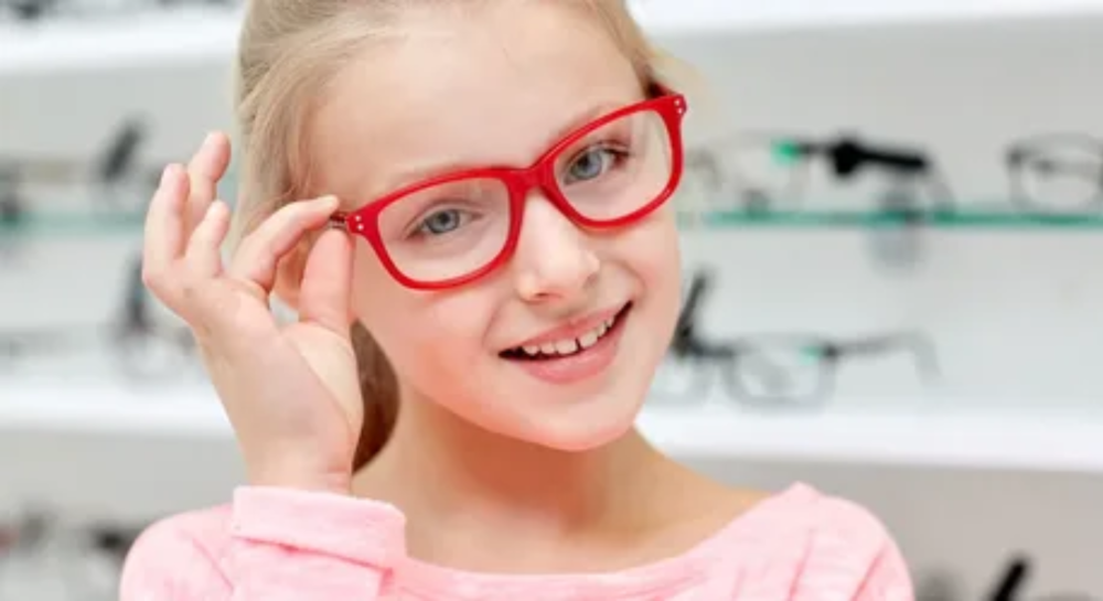 كيف تختار النظارة الآمنة والمريحة لطفلك؟