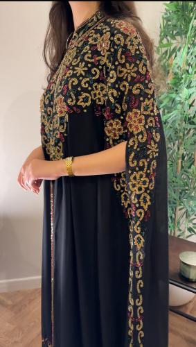 جلابيه مع فستان داخلي مشغولة بالخرز الفاخر باللون...