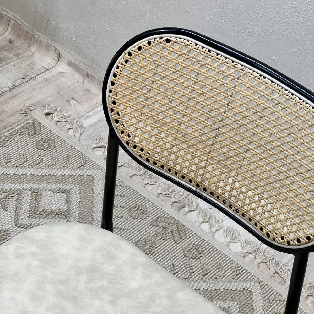 كرسي بتصميم انيق