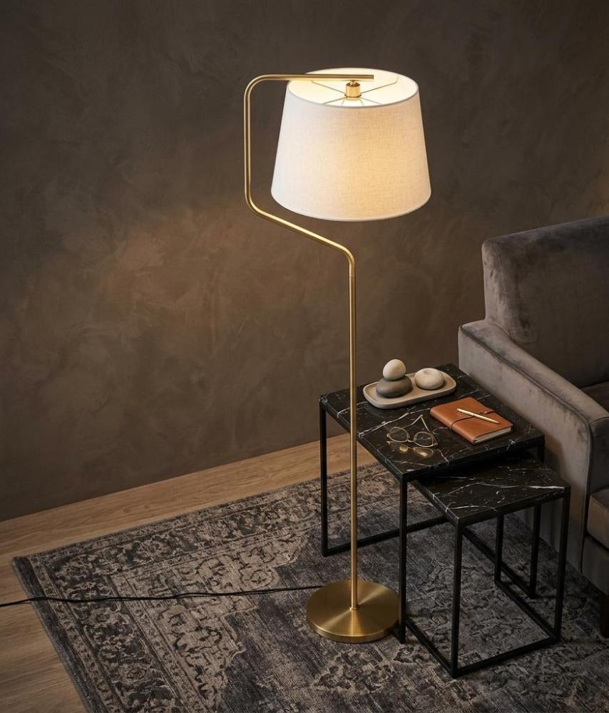 مصباح أرضي نحاسي فاخر مع أباجورة قماشية بيضاء بتصميم عصري للديكورات