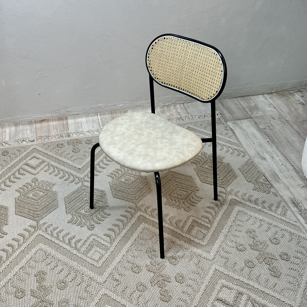 كرسي بتصميم انيق