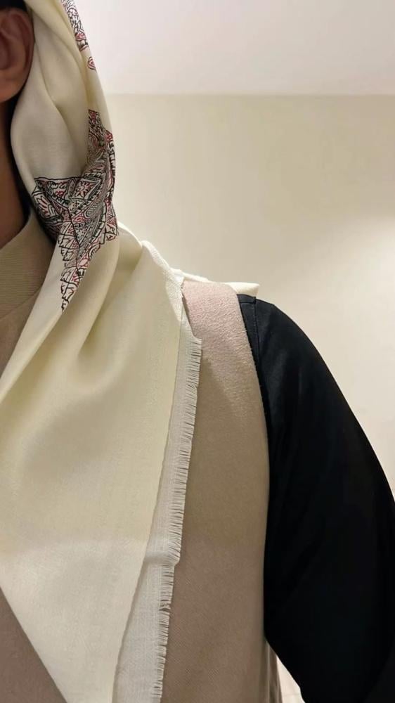 أناقة السديري والشال: الدليل الكامل لتنسيق الإطلالة الشتوية المثالية (مقارنة بالبشت والمراسيم)