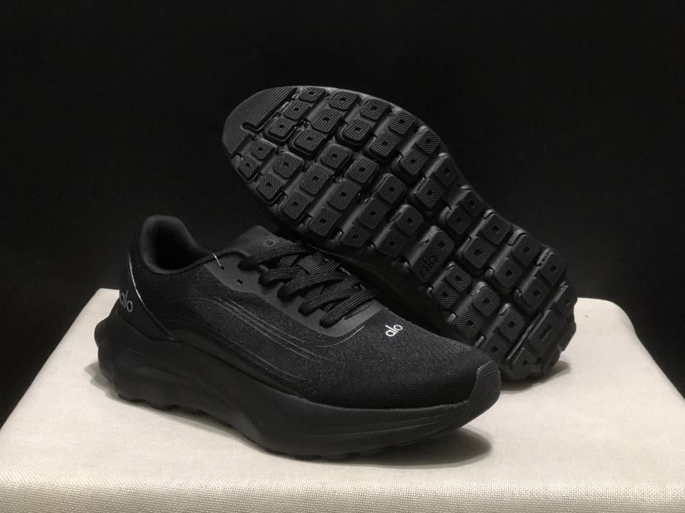 alo yoga runner black/black | SOLE