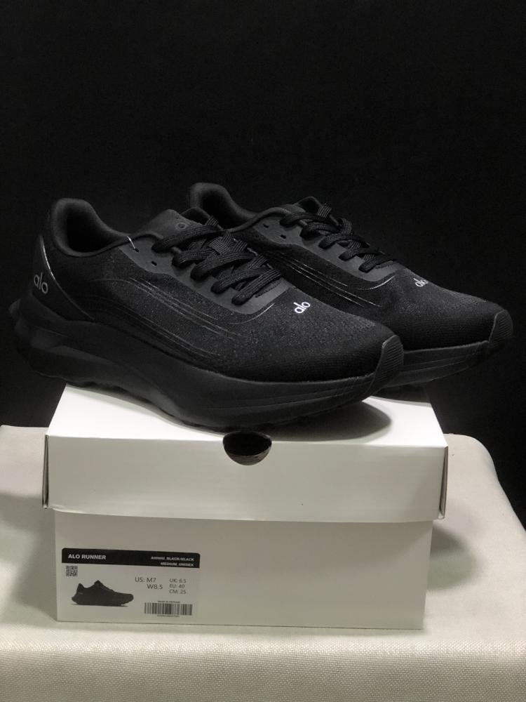 alo yoga runner black/black | SOLE