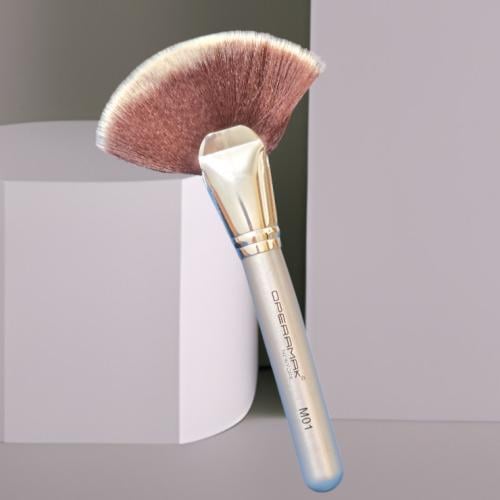 فرش مكياج تم تصميم رأس الفرشاة المائل من أجل تطبيق...