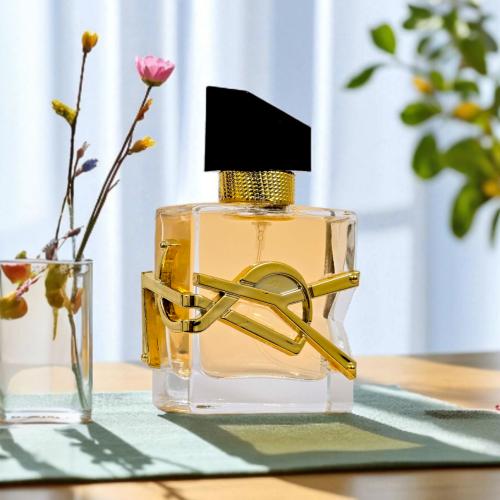 عطر وتين عطر نسائي بامتياز 25مل يتميز هذا العطر بر...