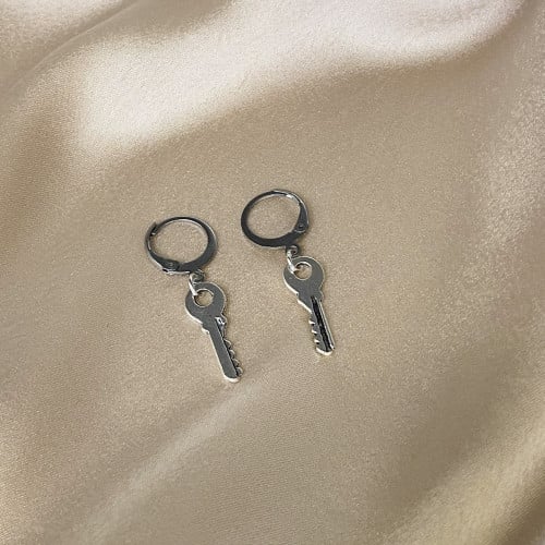 حلق فضي مع مفتاح ناعم | Silver key earrings
