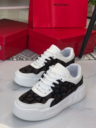 كاجوال Valentino