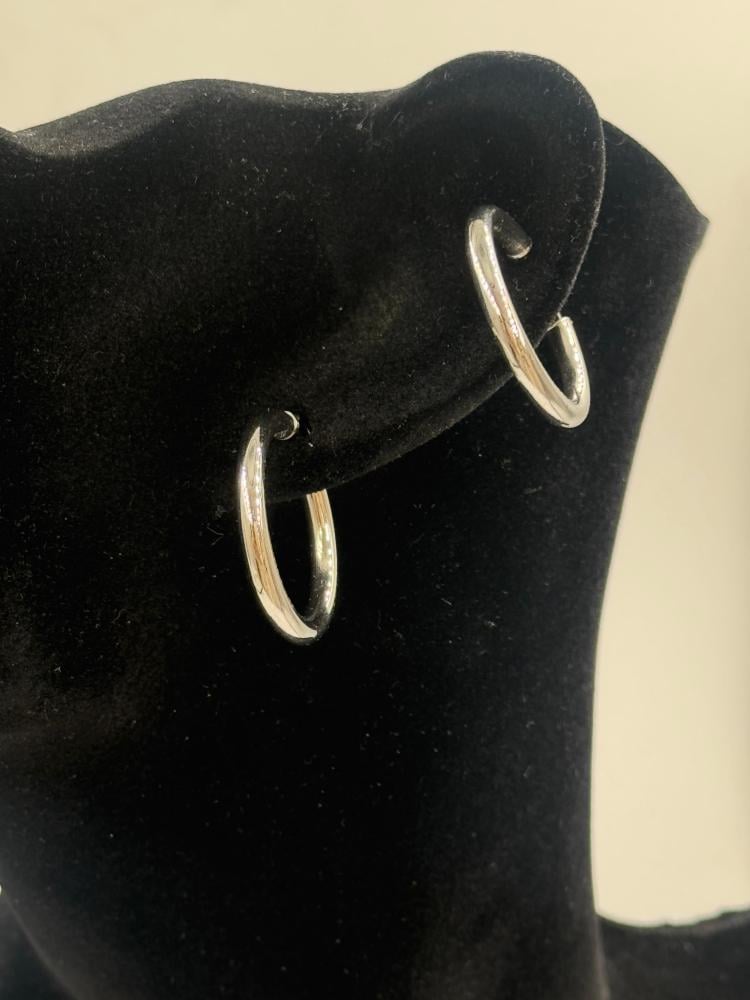 حلق ذهب أبيض عيار 18 - مجوهرات قصر المدينة للذهب - الدمام