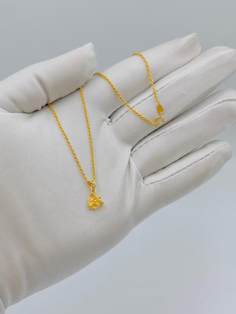 عقد وردة ذهب عيار 21 - مجوهرات قصر المدينة للذهب - الدمام