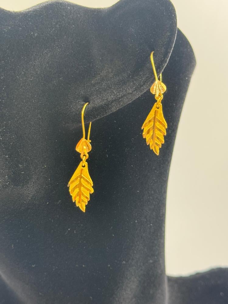 حلق ذهب عيار 22 ورقة شجر - مجوهرات قصر المدينة للذهب - الدمام