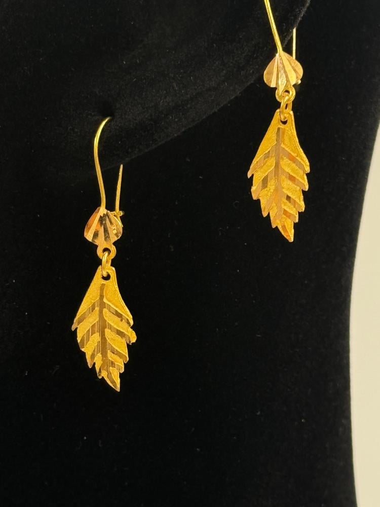 حلق ذهب عيار 22 ورقة شجر - مجوهرات قصر المدينة للذهب - الدمام