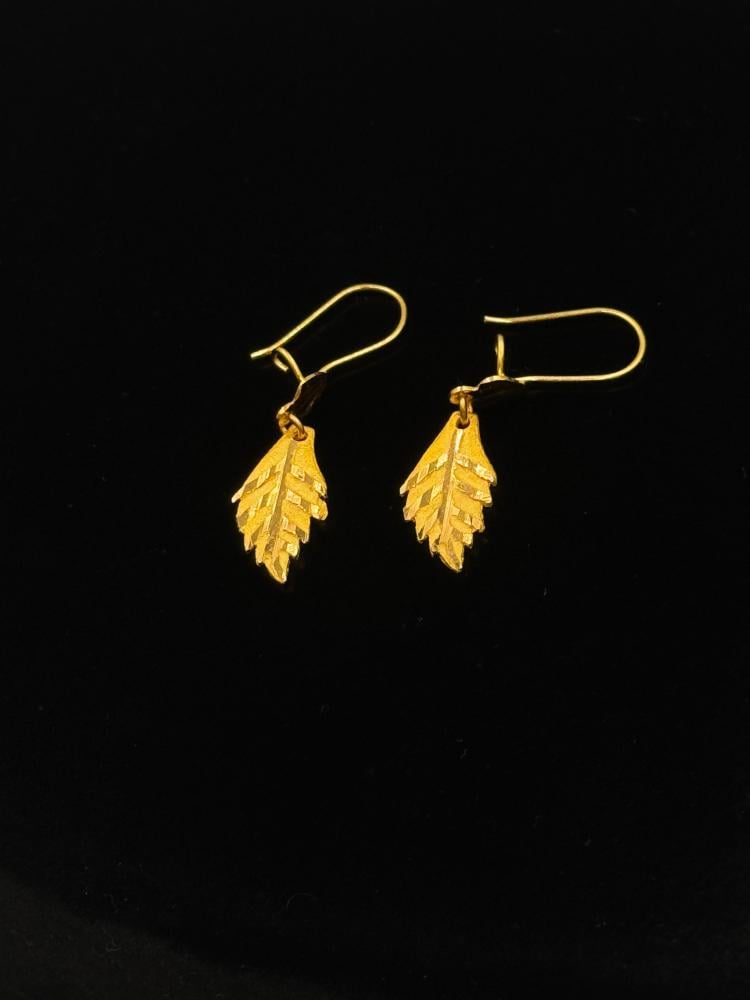 حلق ذهب عيار 22 ورقة شجر - مجوهرات قصر المدينة للذهب - الدمام