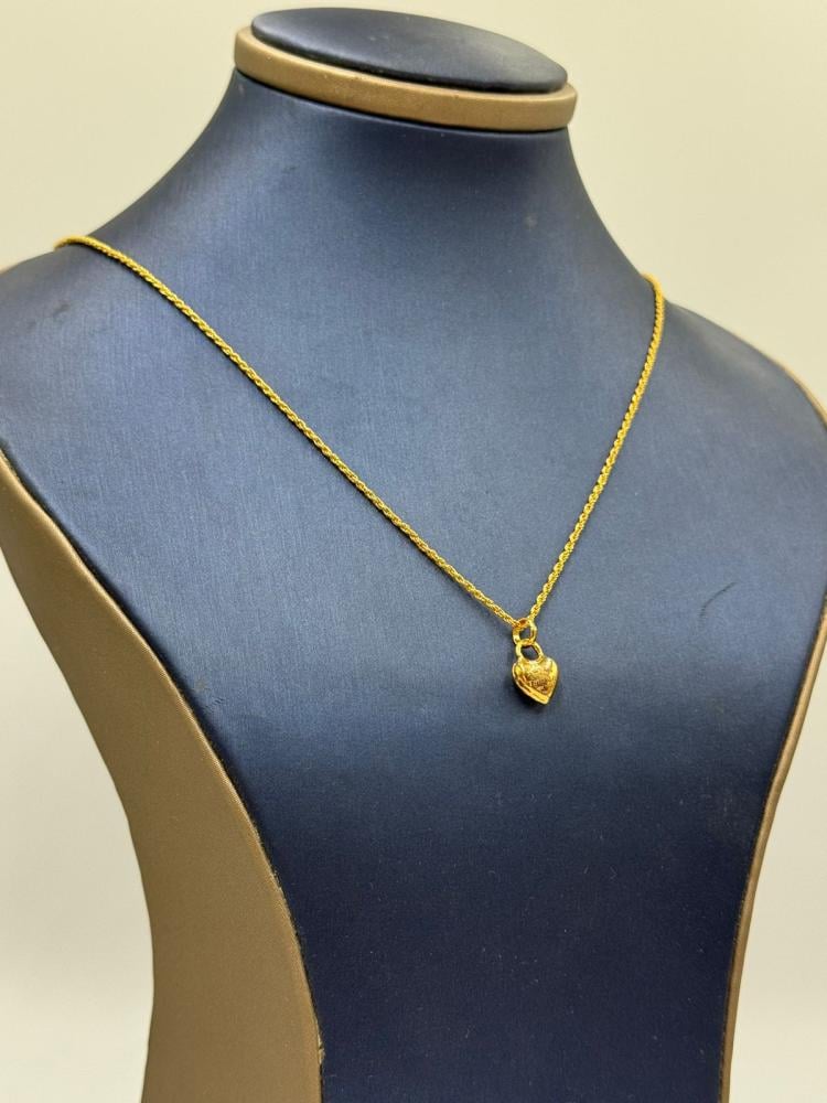 عقد قلب ذهب عيار 18