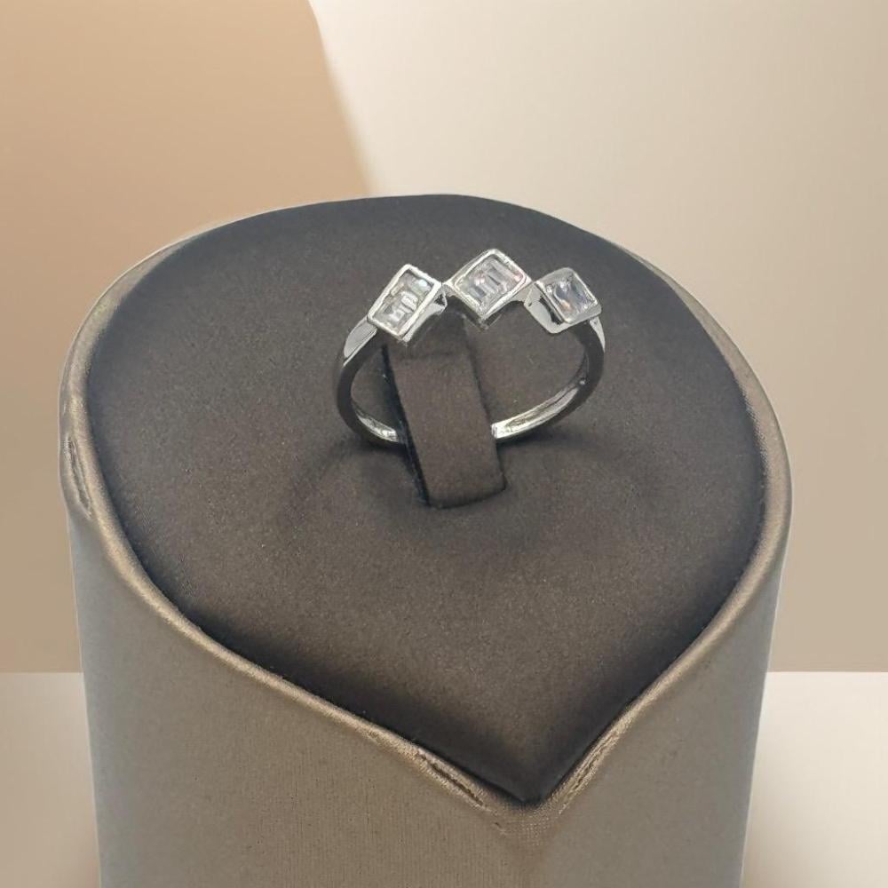 خاتم ذهب أبيض عيار 18 لامع - مجوهرات قصر المدينة للذهب - الدمام