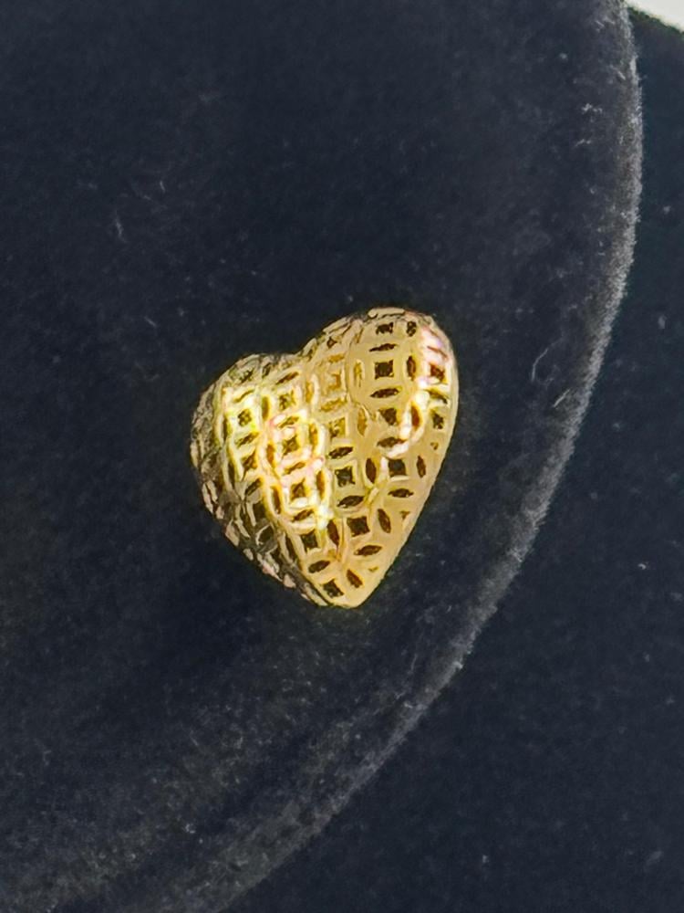 حلق ذهب عيار 18 قلب منقوش - مجوهرات قصر المدينة للذهب - الدمام