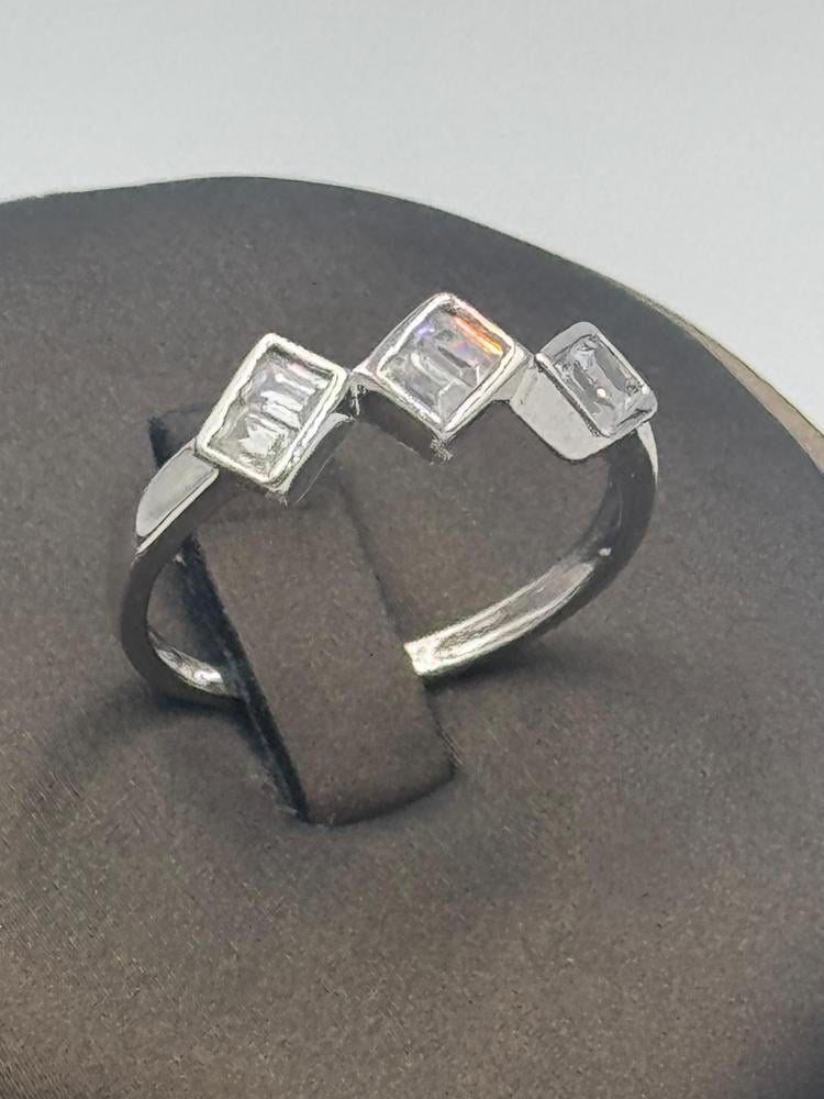 خاتم ذهب أبيض عيار 18 لامع - مجوهرات قصر المدينة للذهب - الدمام