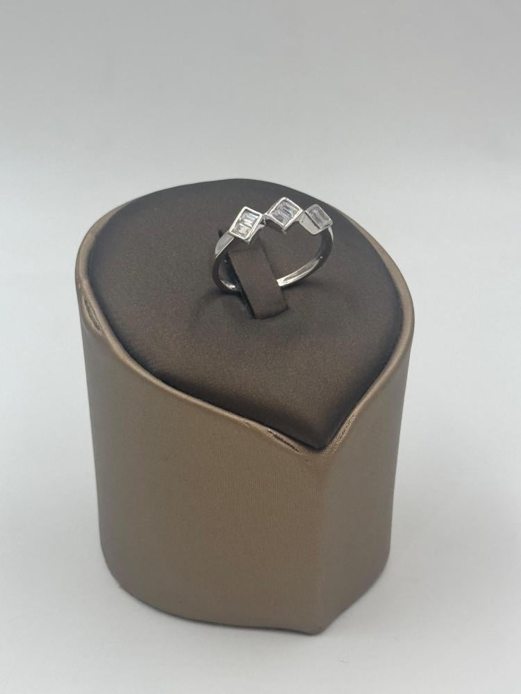 خاتم ذهب أبيض عيار 18 لامع - مجوهرات قصر المدينة للذهب - الدمام