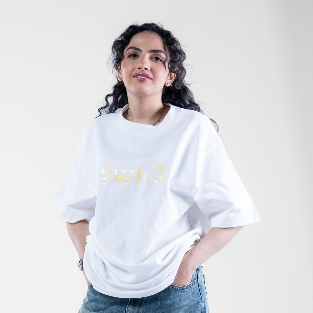 تيشيرت مزين بشعار SWAG باللون الاصفر - ابيض