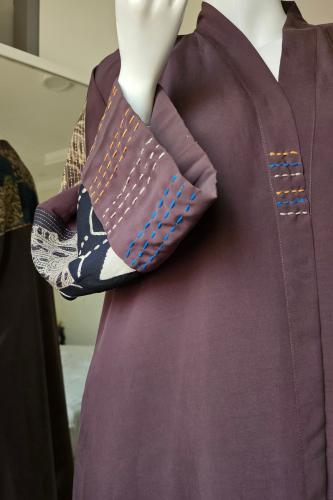 عباية كريب بني مع قطن هندي ولمسة تطريز