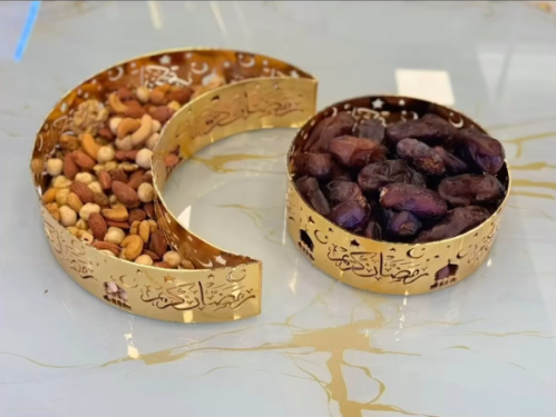 صحون ضيافة ذهبية محفورة بديكور رمضاتي مميز وأنيق