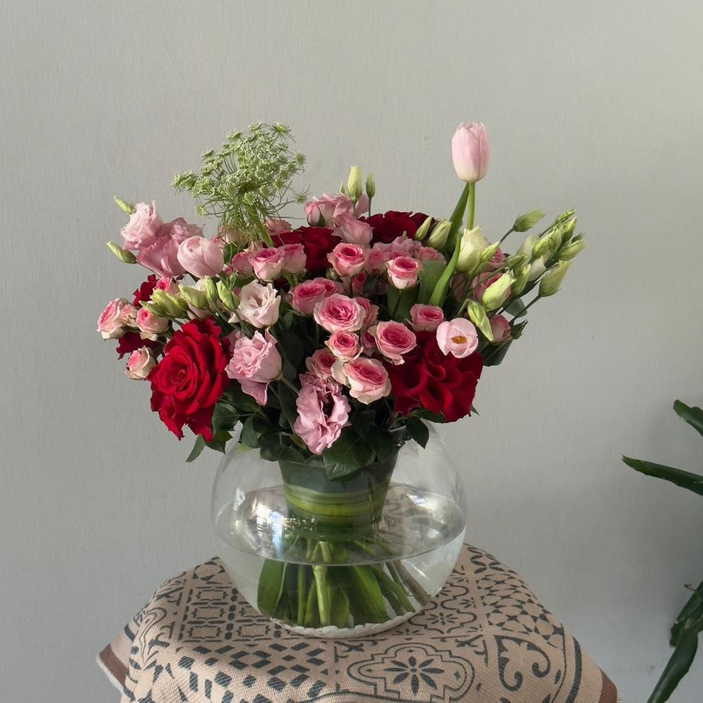 فازات الورد الفاخرة – هدية متكاملة بذوق راقٍ في جدة