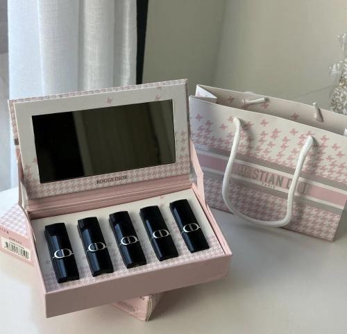 بوكس ارواج ديور الوردي Dior