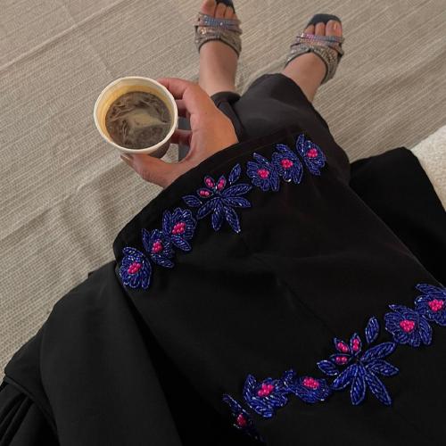 عباية شك ازرق مع وردي