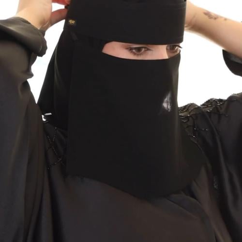 نقاب مستحيل ينفك