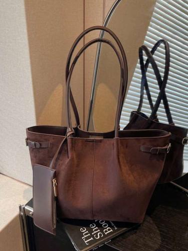 حقيبة كلاسيك بتصميم عصري