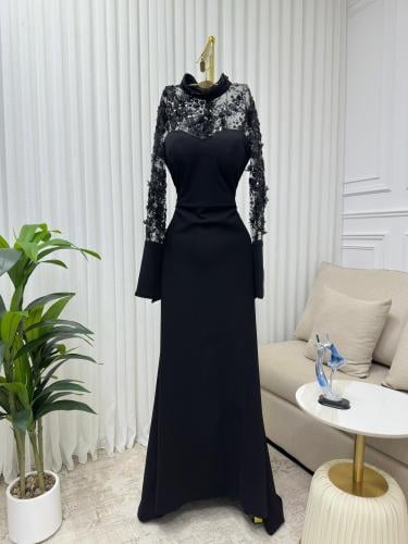 فستان سهرة أسود فاخر يجسد الأناقة الخالدة بتصميمه...